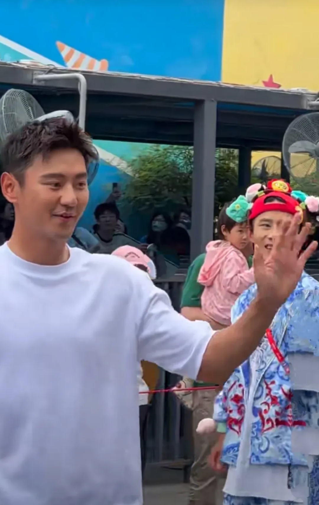 近日,游泳名将宁泽涛现身魔都上海,依着朴素,只一件白色圆领t恤衫