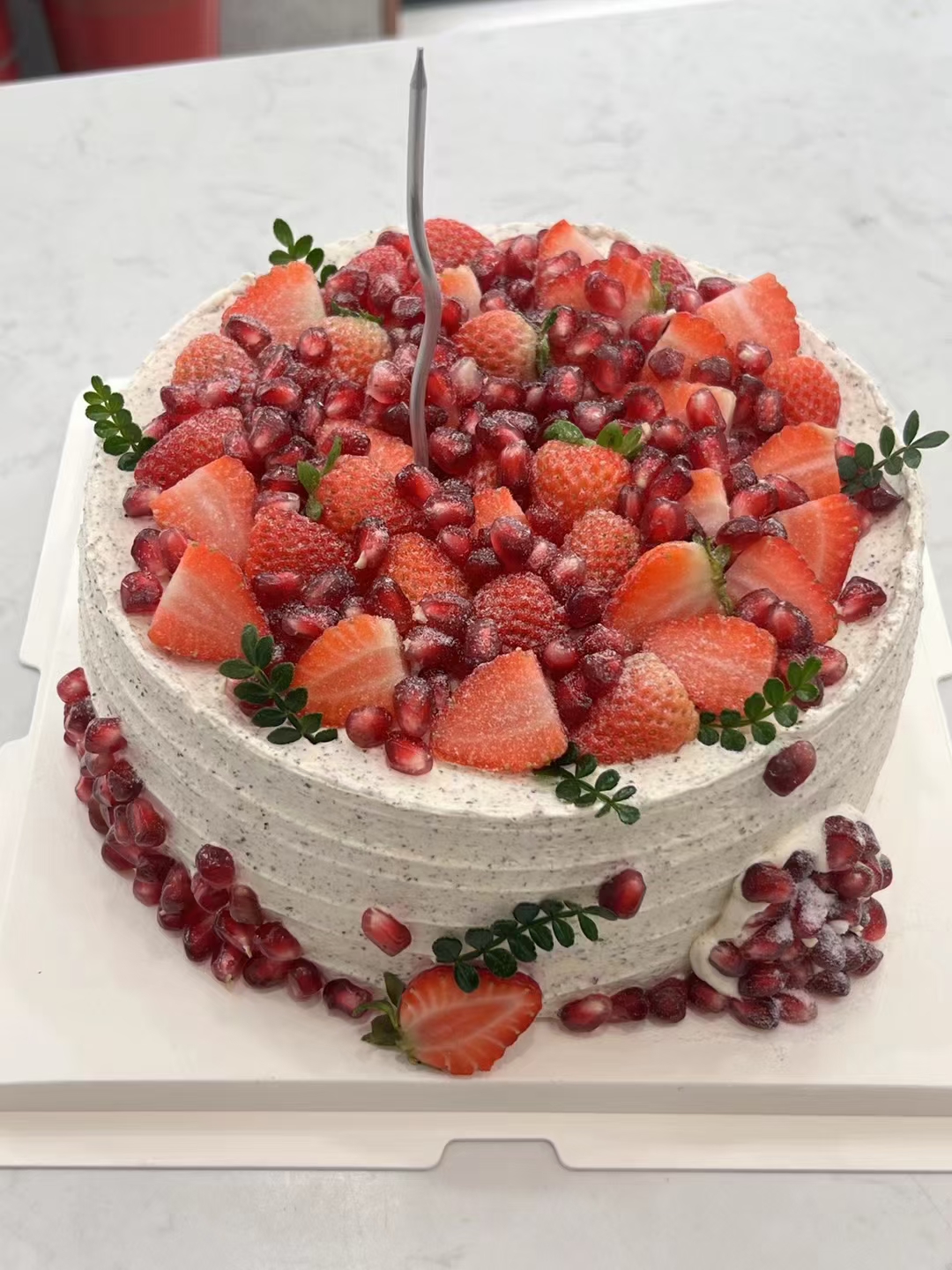 "🍰瞧这个诱人的圆形蛋糕,它就像一个美味的梦,充满了甜美的诱惑!