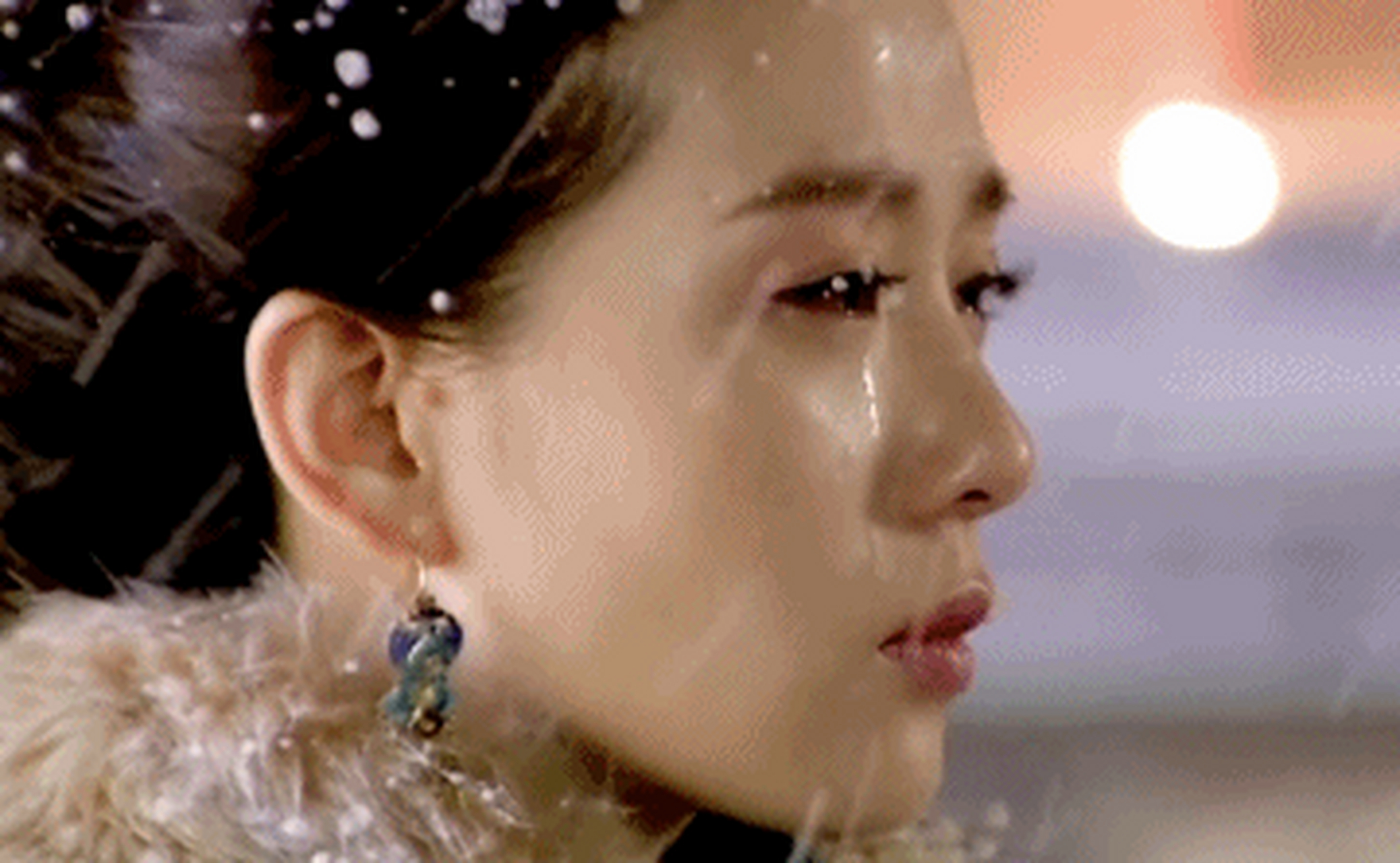 注释:眼里含泪的美人,就像春天挂满雨珠的梨花.