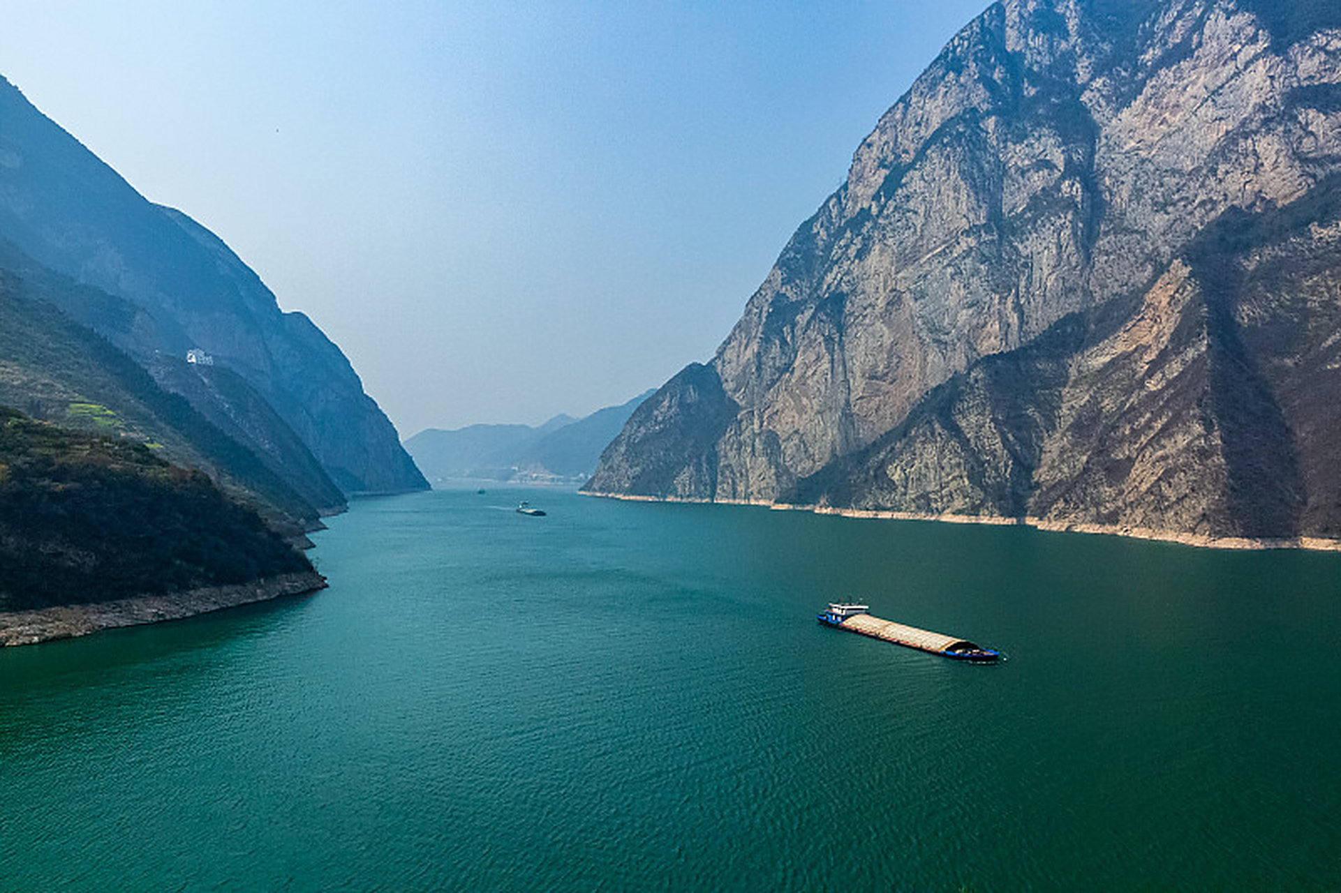 解析:长江的水从彩云间奔流而来,滚滚向东流去排开了很多山的阻隔,它