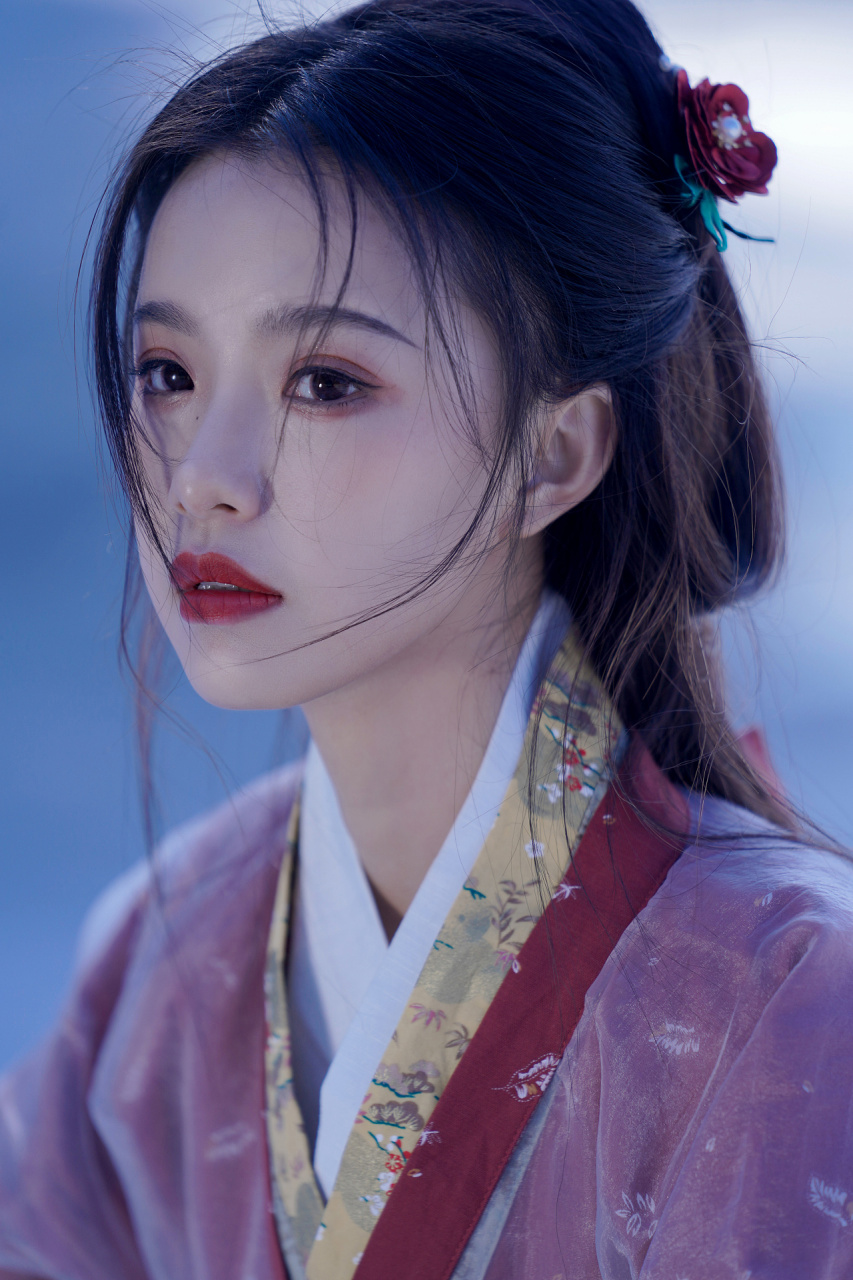 月色中的绝色 竹露滴清响, 水风摇藕花. 佳人美如玉, 月下散光华.