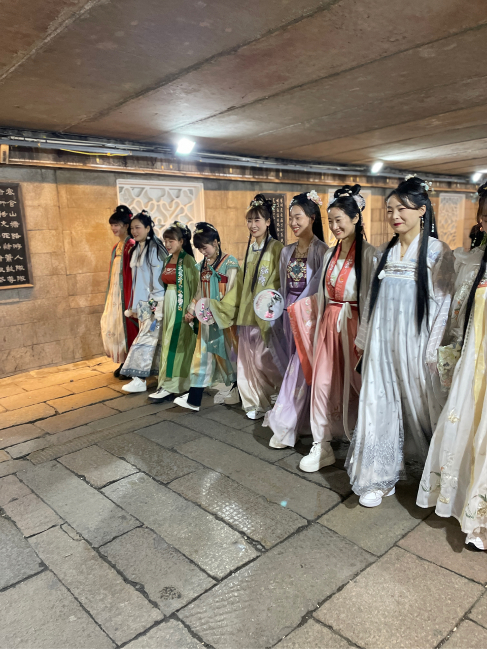 今年2月15日,在苏州逛街时,巧遇穿汉服苏州美女摆拍,抢拍了一张