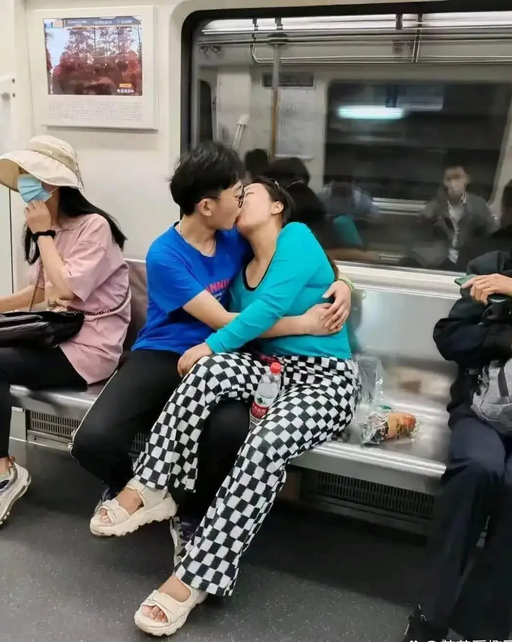 这两人是啥关系,众目睽睽之下搂搂抱抱亲亲我我成何体统.