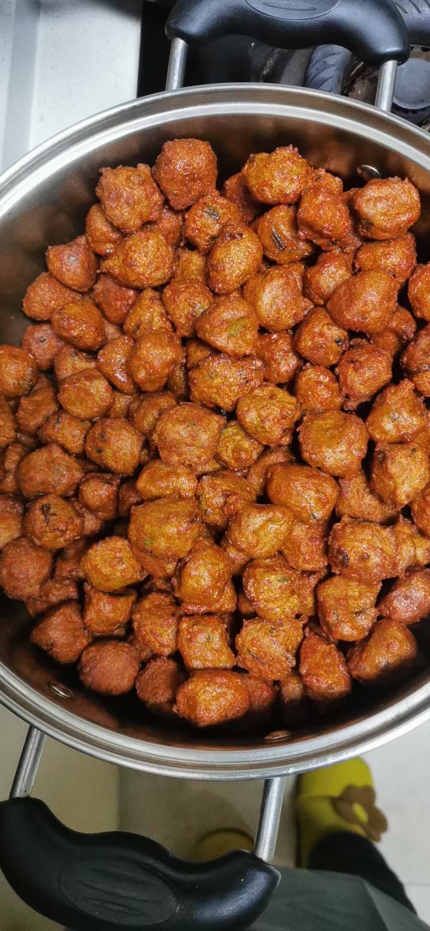 炸胡萝卜绿豆丸子,绿豆要头天晚上泡上,这样炸出来的丸子好吃,凉了不