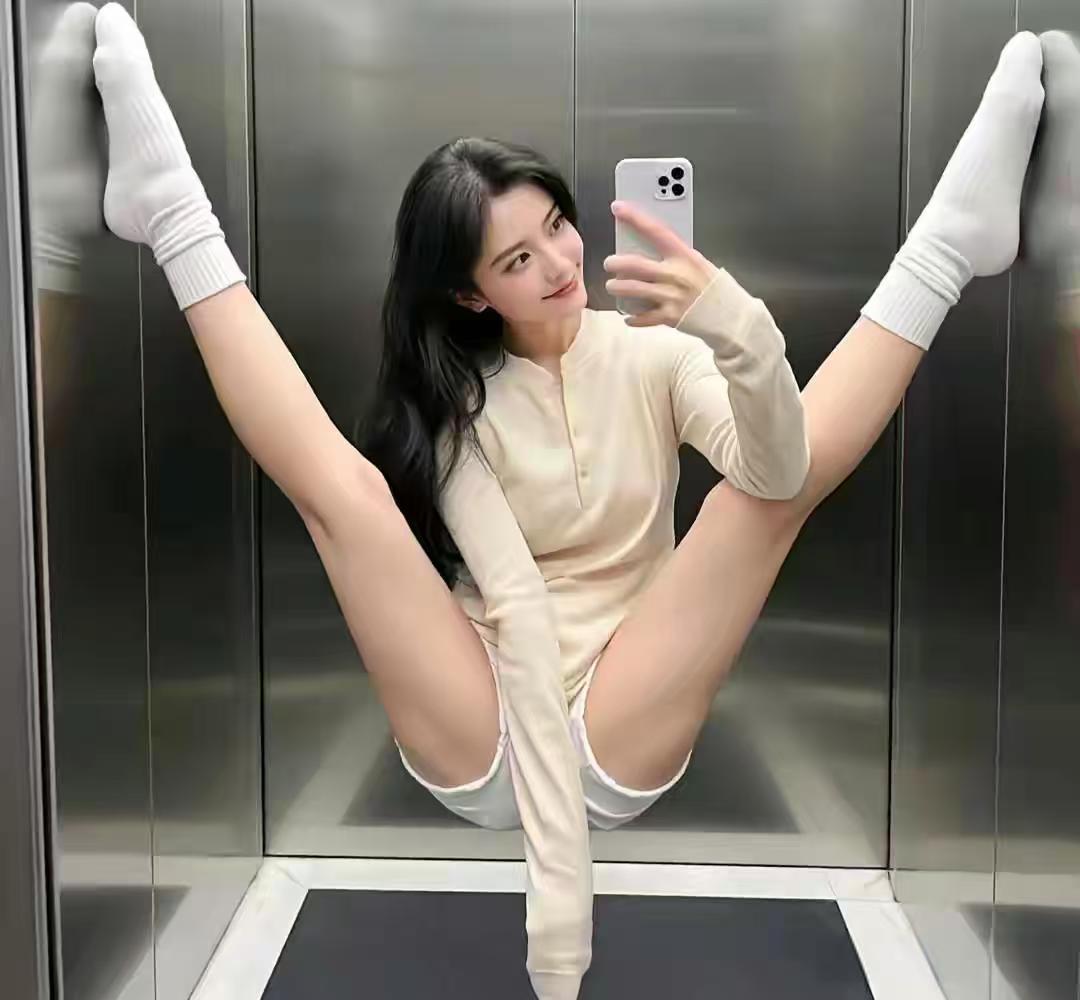 她拿着手机自拍,仿佛在向世界宣告自己的灵动与活力,整个画面充满了