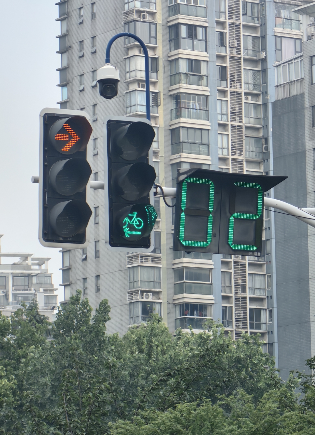 这个路口交通信号灯刚刚设置时,我闯红灯了.此时不能右转,要注意观察