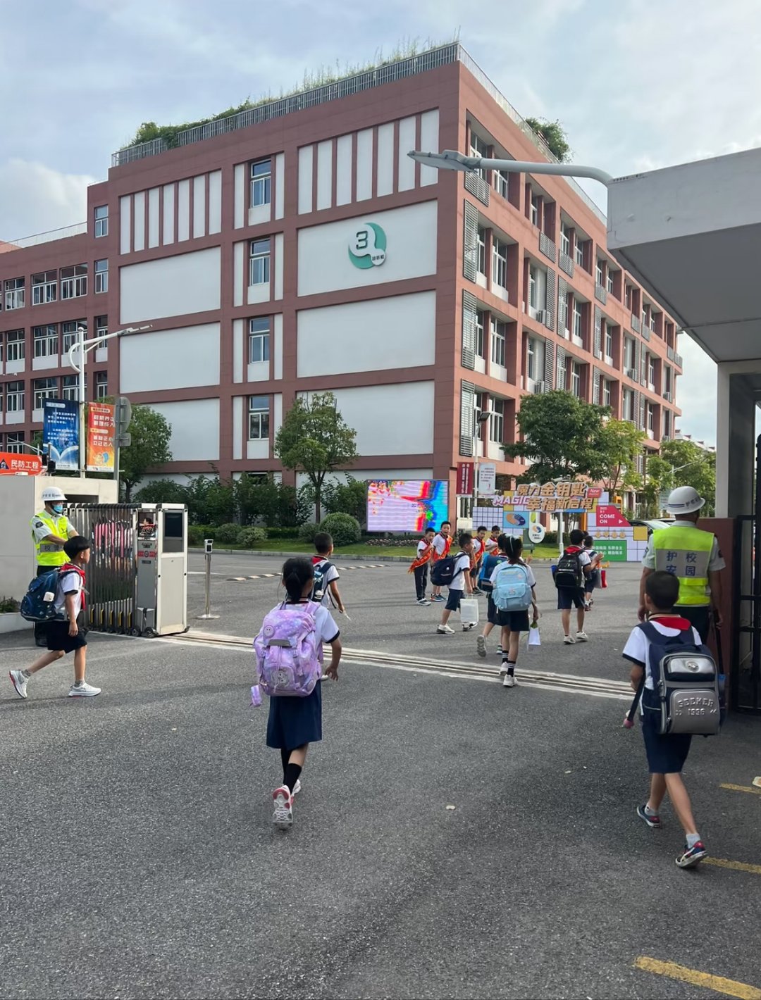 家长群传得沸沸扬扬