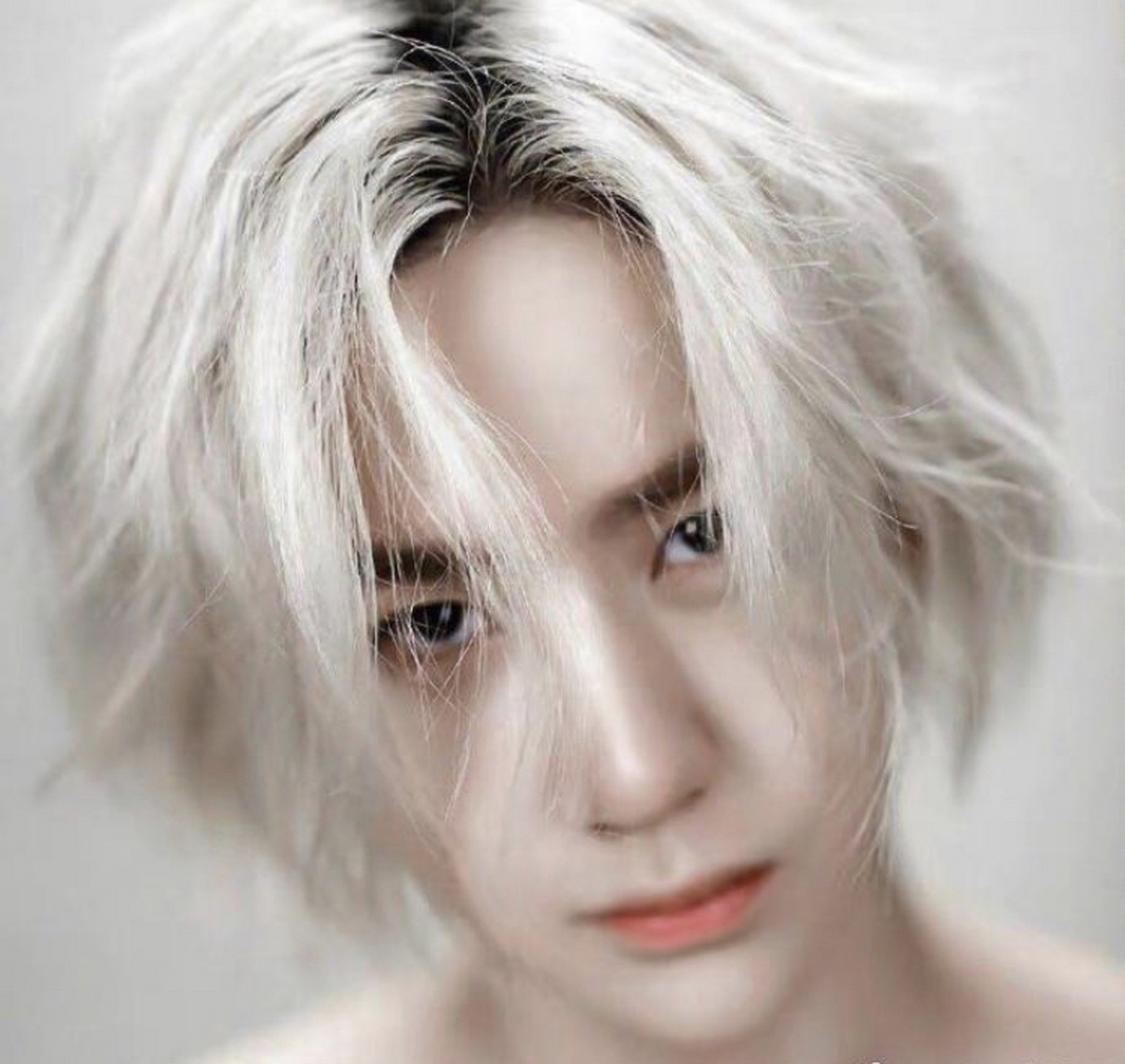 无论是参加时装周活动还是机场亮相,王一博总能给人们留下深刻的印象.