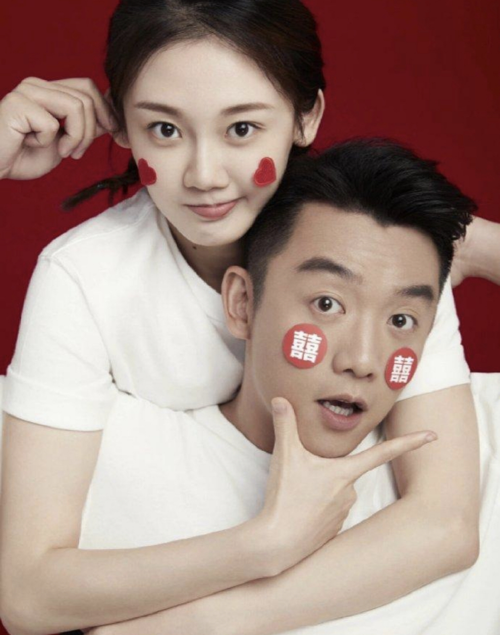 郑恺和苗苗近日现身河南南阳苗苗老家,妇产科合影引发热议.