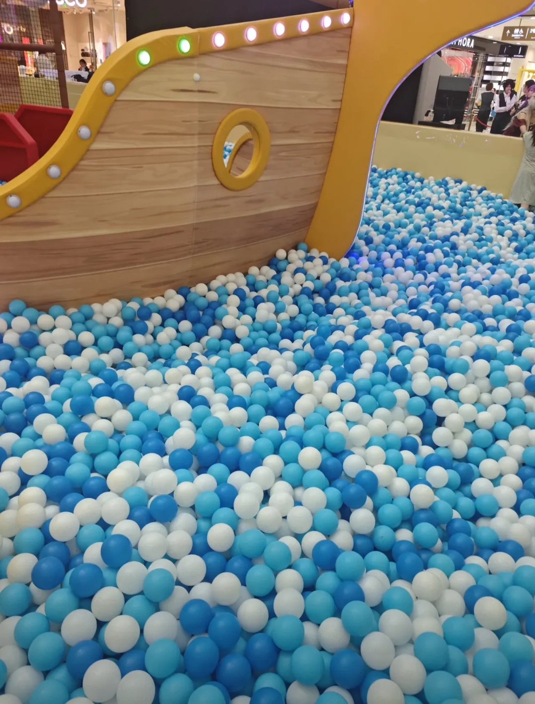 今天看到海洋球里,一个混血小男孩总是处处被中国小男孩们排挤,推搡