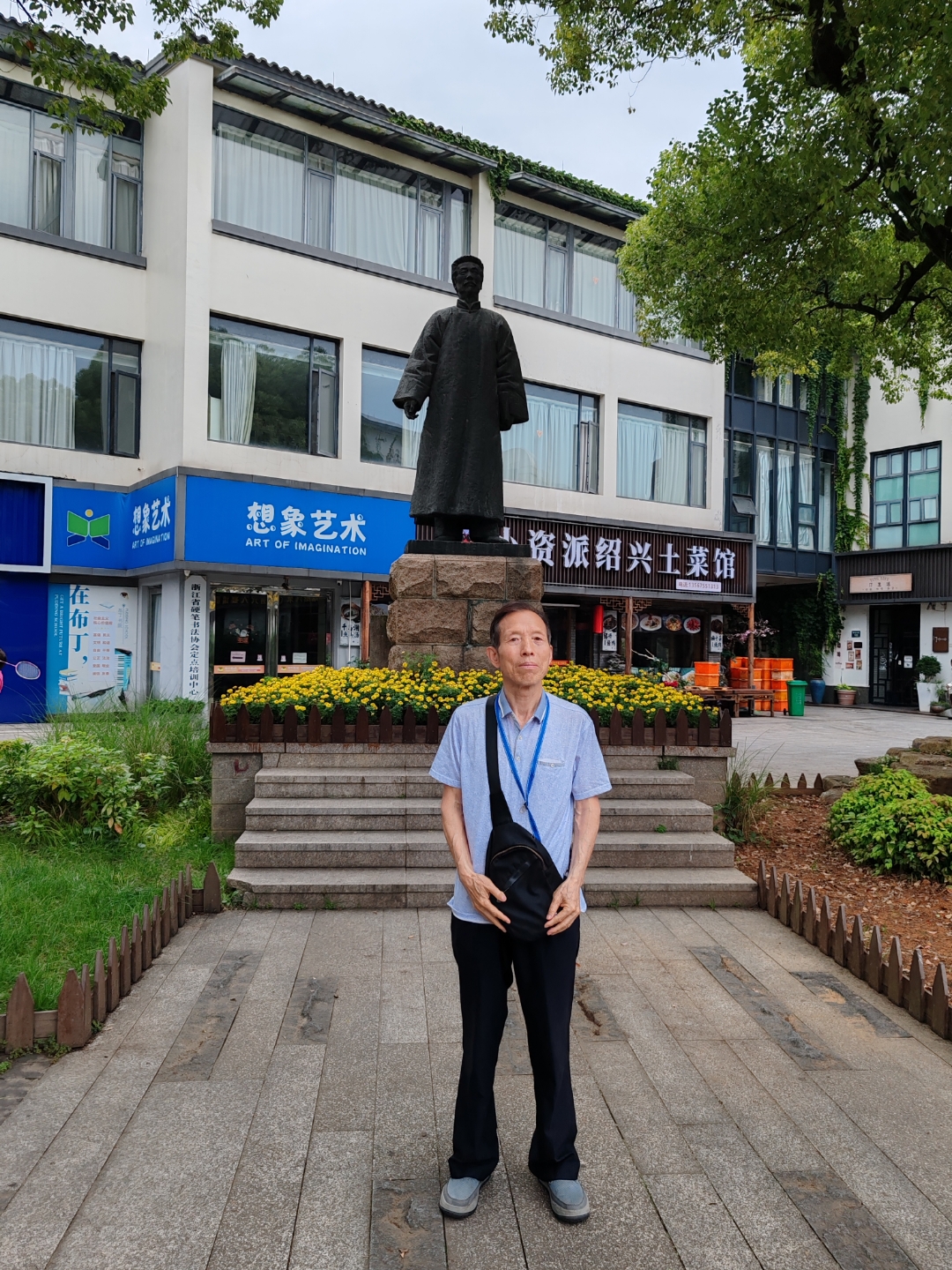 我们首先乘火车来到杭州,游览了灵隐寺