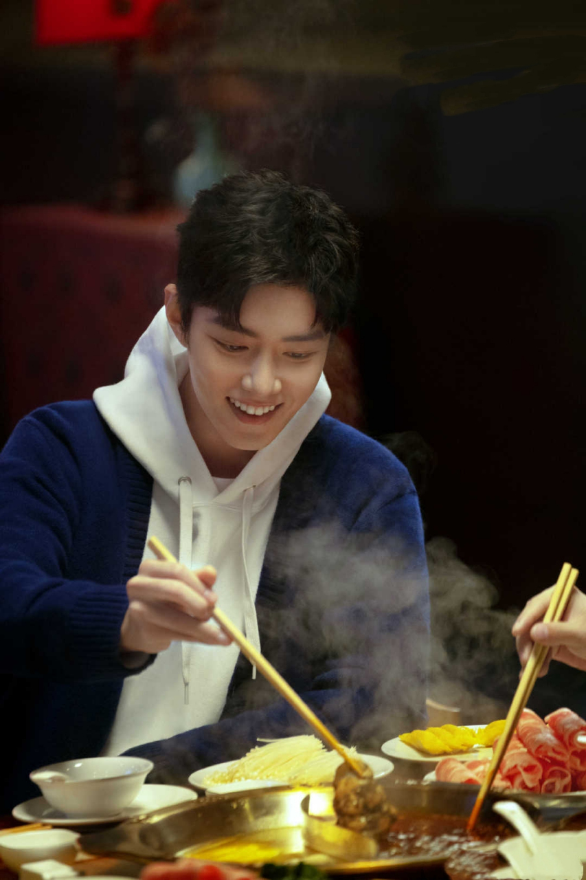 我特别喜欢看肖战吃东西,洋溢着平平凡凡的人间烟火气息,笑着吃饭,真