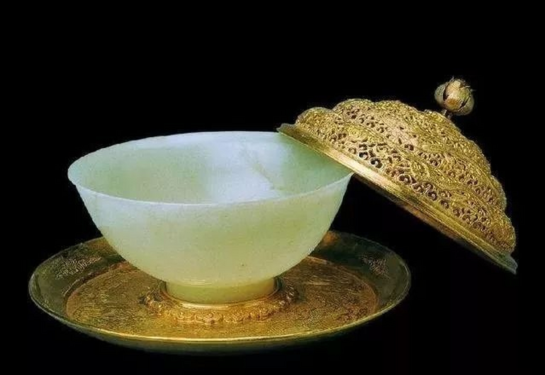 明万历皇帝定陵出土文物,一看就是很贵重的样子.