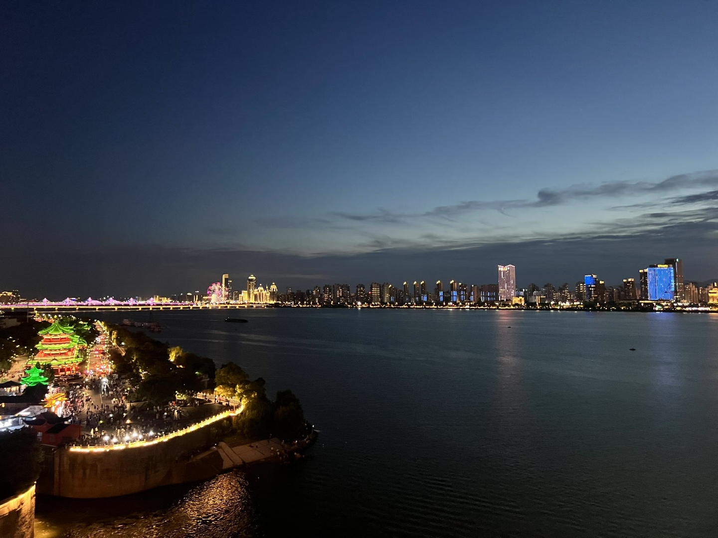 天风杂沓繁双鬓,人月孤零对一灯. 裘马青衫年少梦,斧柯白眼老来矜