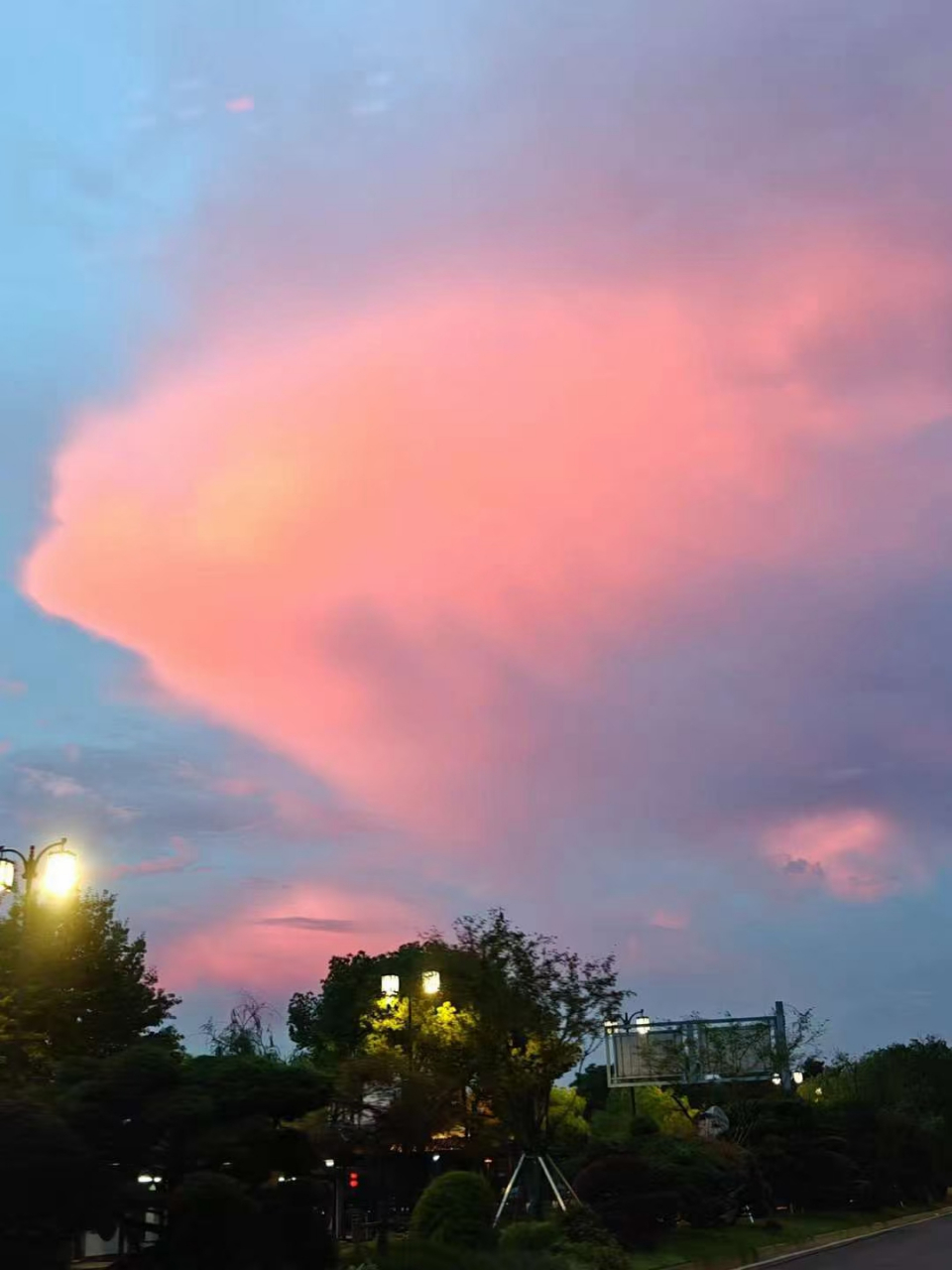 你们看雨后粉色的天空,还有一条彩虹,好看吧?