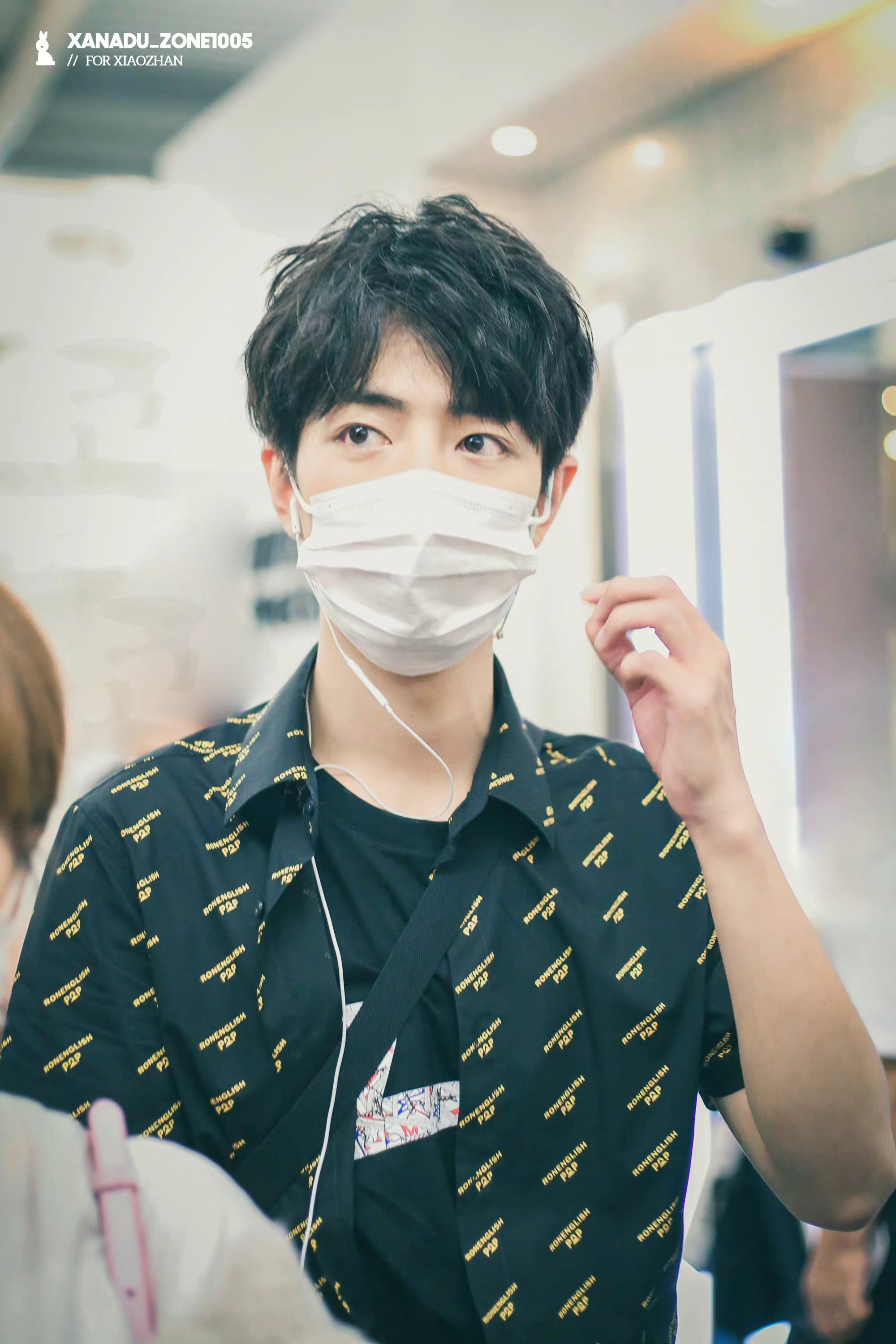 肖战的旧照又来了,这个"小卷毛"发型又帅又乖,很容易被骗走的样子.