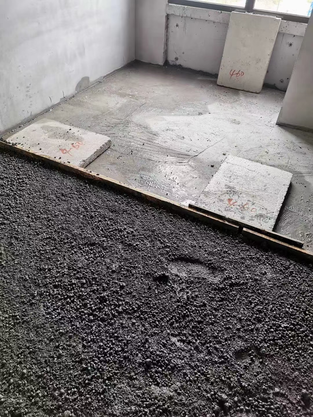 轻集料混凝土是一种轻质,多孔,保温性能好的建筑材料