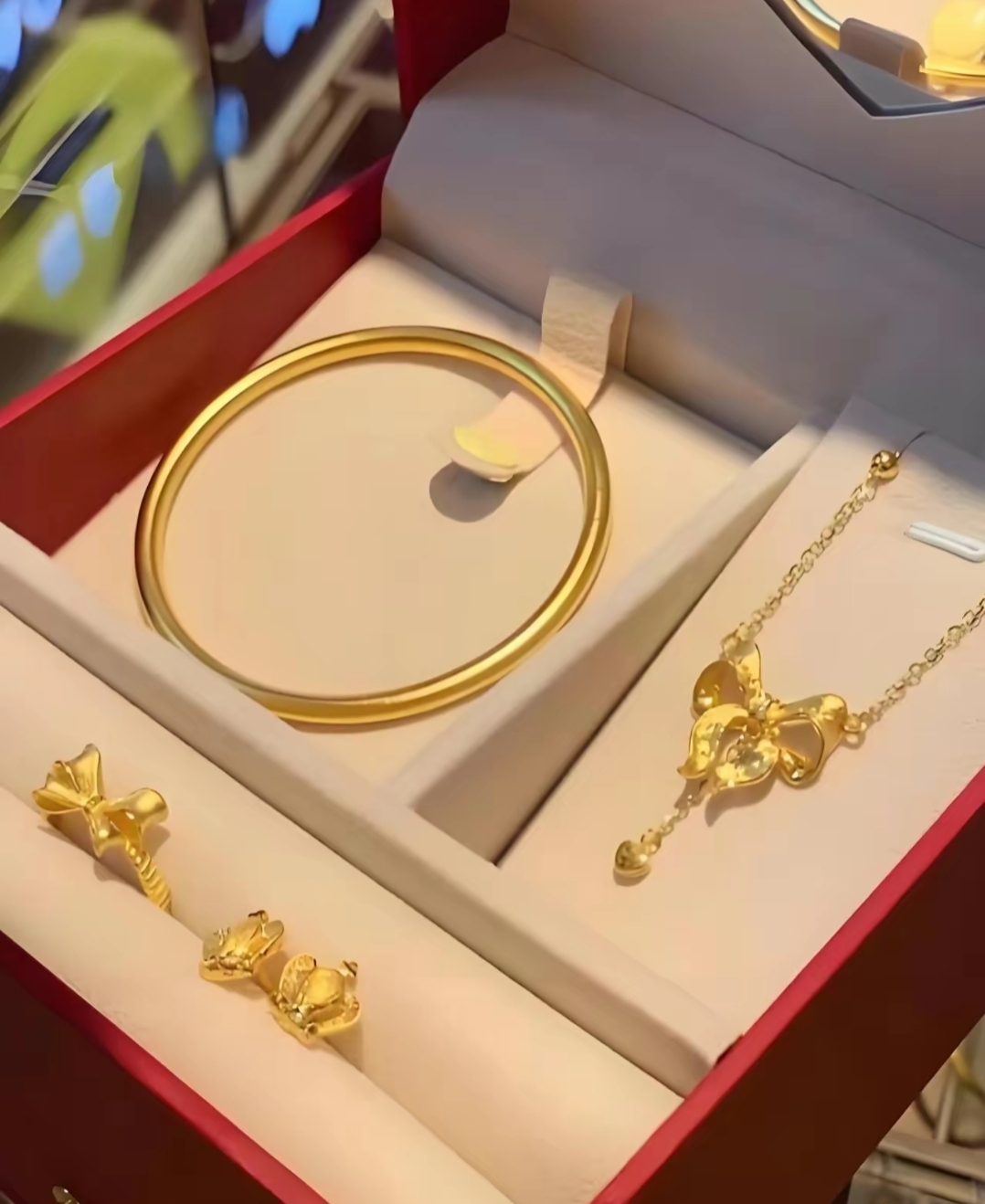 当初结婚时,我们选买了三件套,差不多有105克,前一阵子,金价飙升,每克