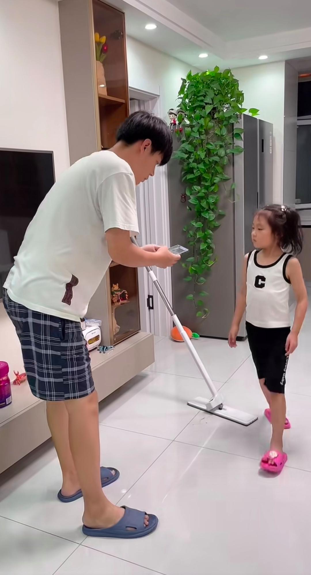 家庭作业摆拍,这样的作业是给父母布置的吧!