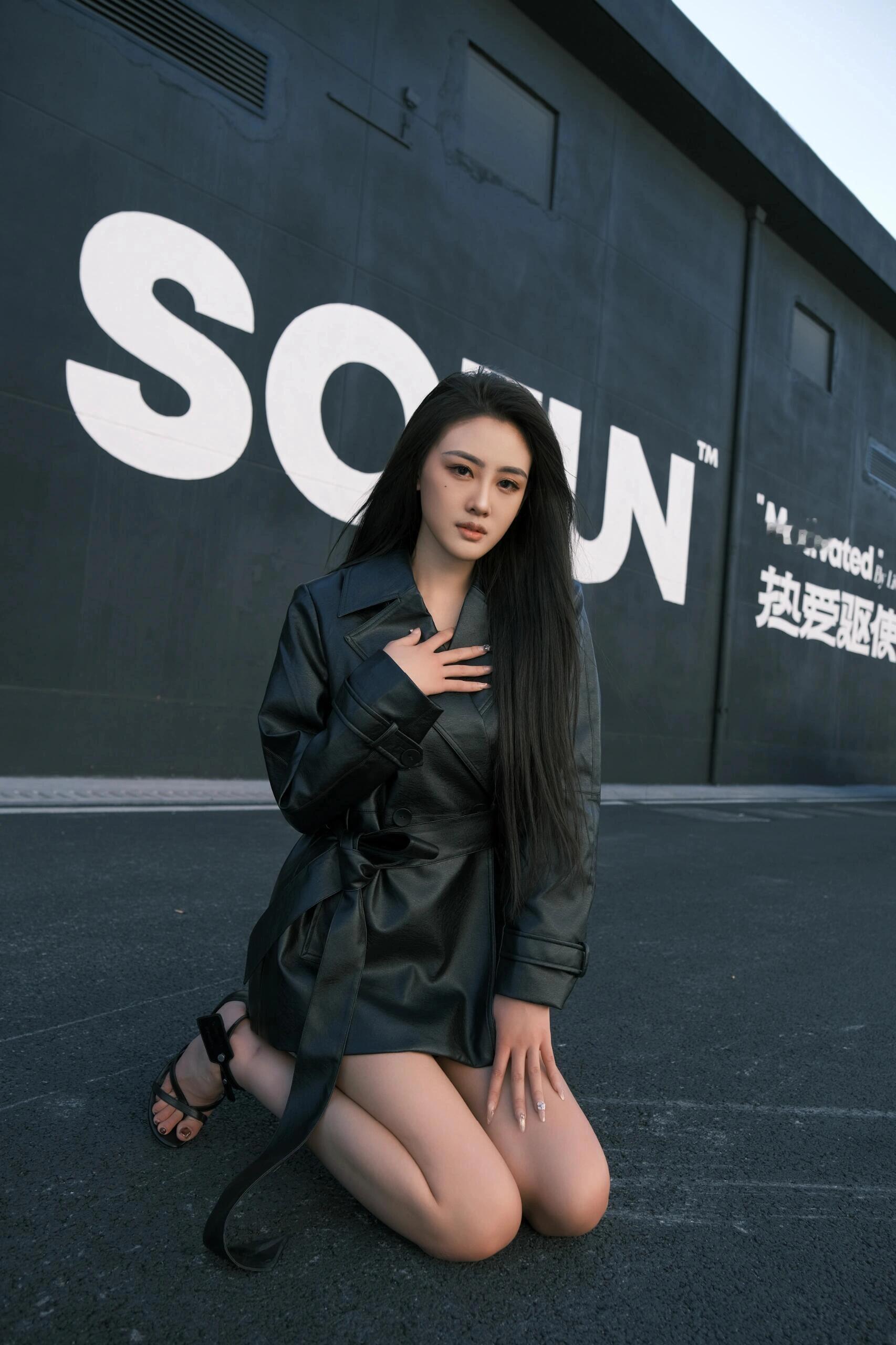 神秘时尚女子,黑衣高跟,平静望镜,暗调背景,"soon"字样添谜.