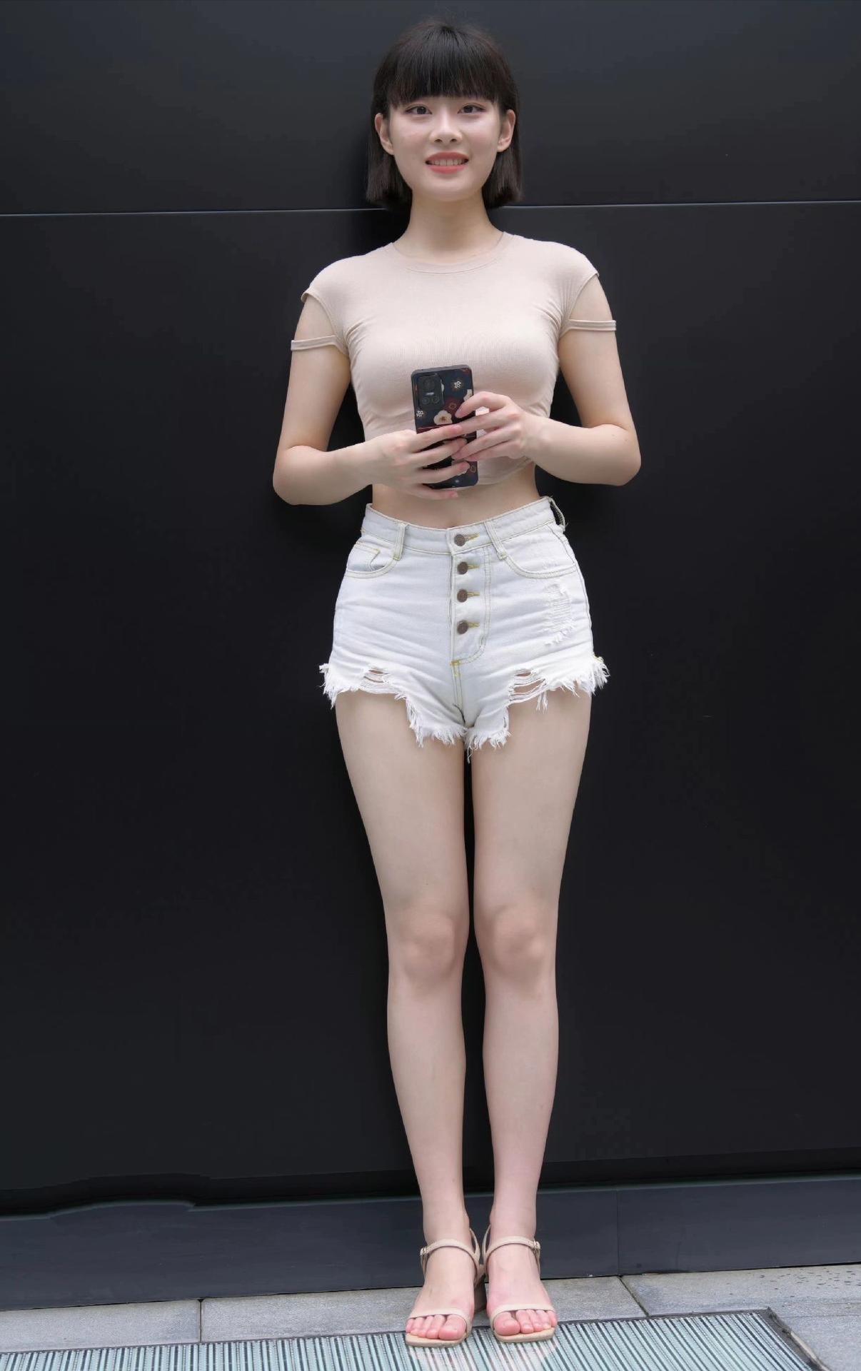 夏日炎炎,短裤配凉鞋,小姐姐时尚又清凉.