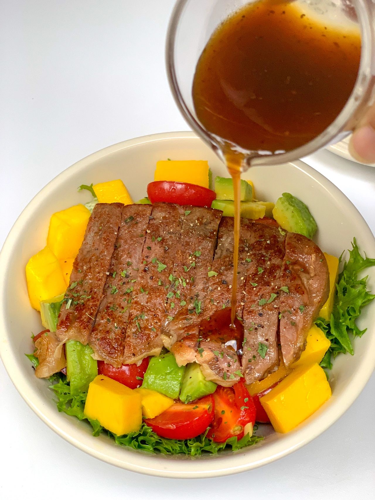今日份的早餐,芒果番茄牛排沙拉,各位早餐喜欢吃啥