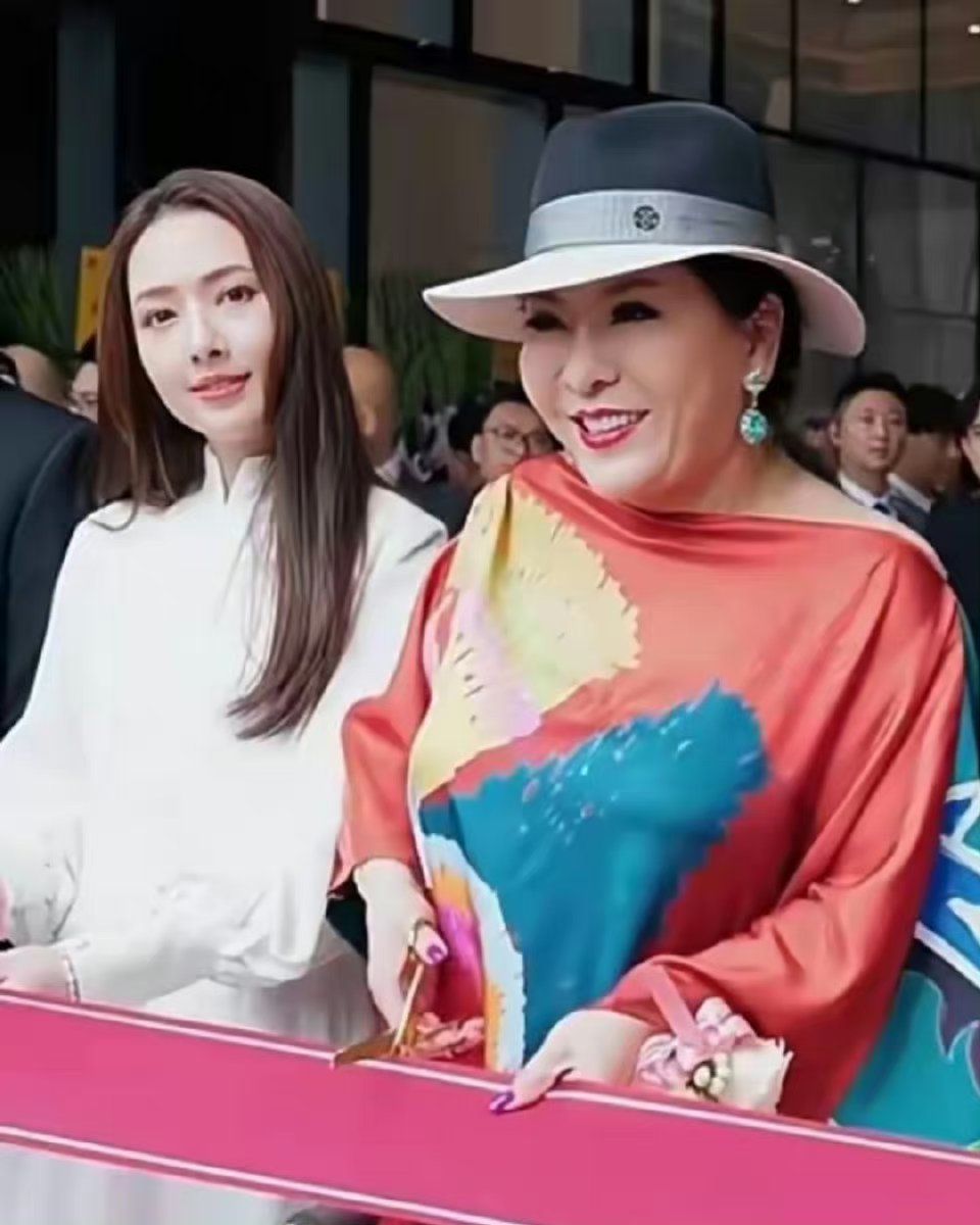 郭碧婷带着儿子女儿陪向太过母亲节,二胎儿子白胖喜人;向华强抱着大