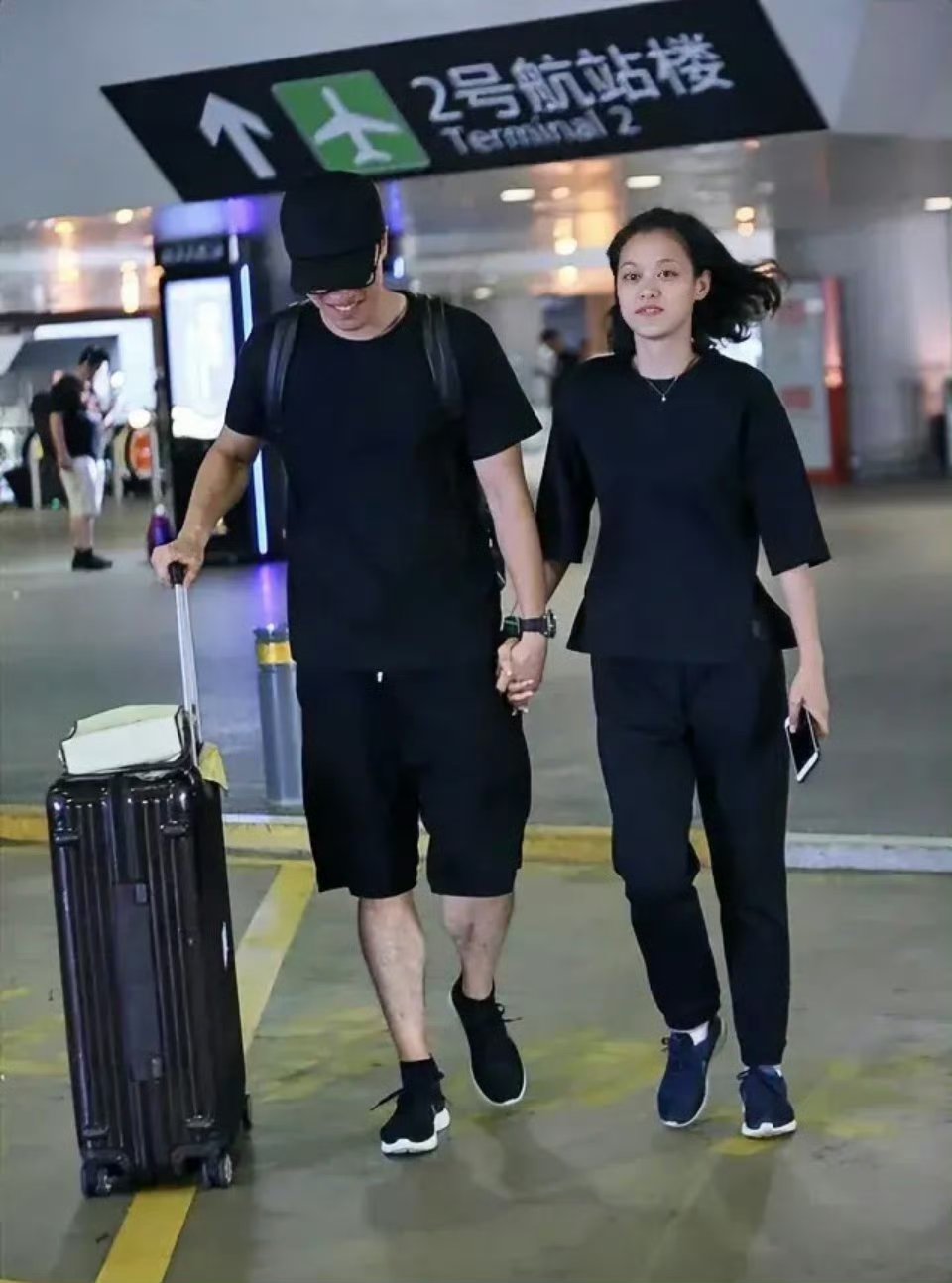 刘翔和吴莎手牵手,漫步在机场,即将踏上旅程.
