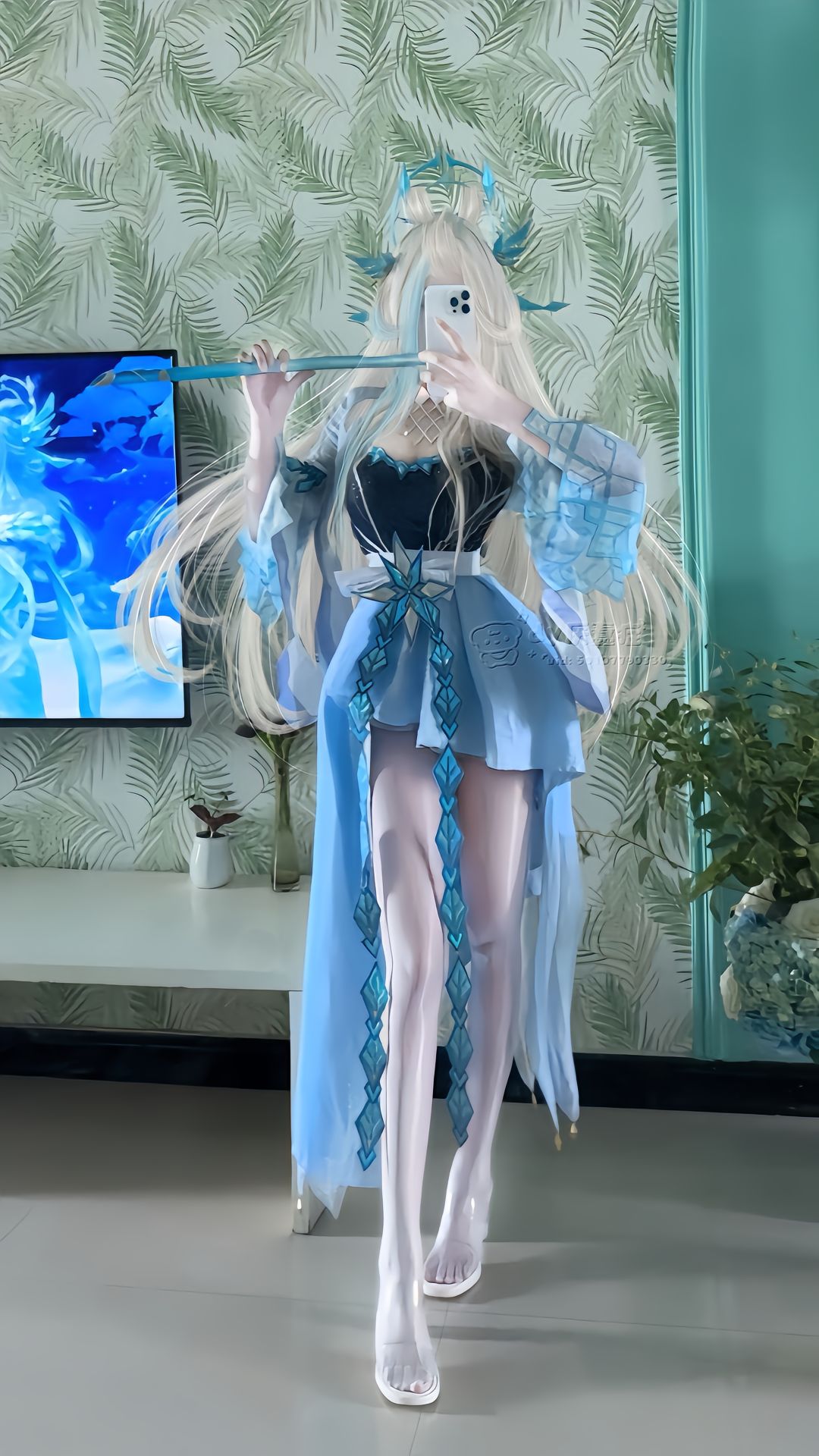 露娜霜月吟cos,缺少一点打野的英气,尽是妩媚与温柔.