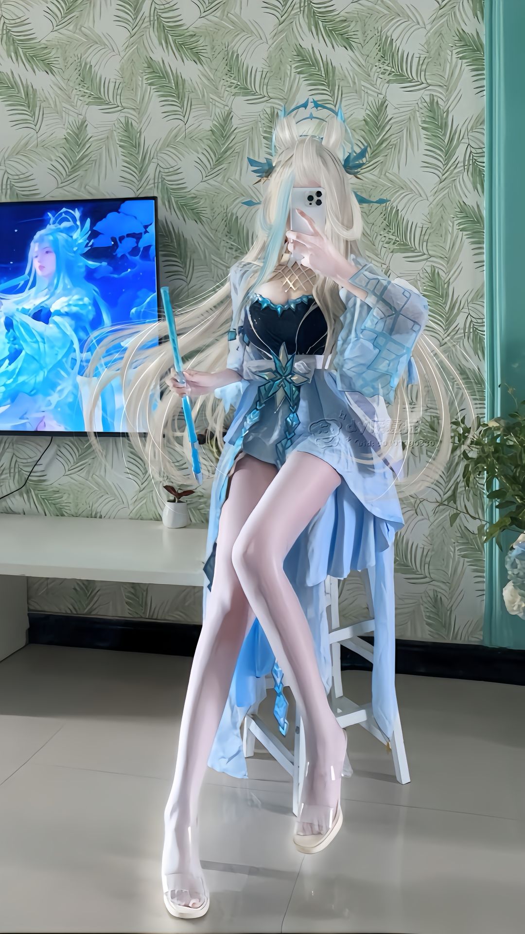 露娜霜月吟cos,缺少一点打野的英气,尽是妩媚与温柔.