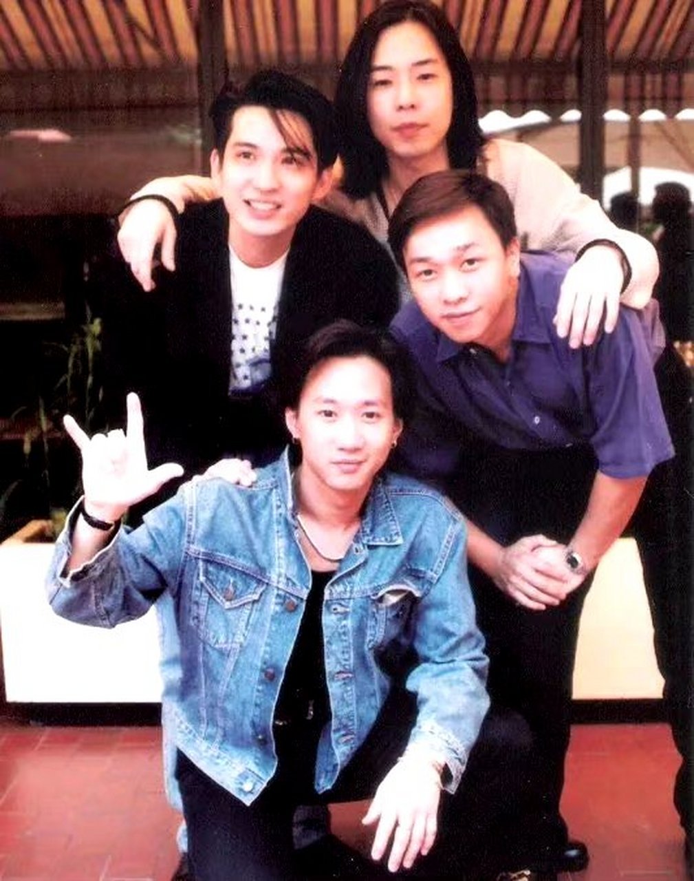 《光辉岁月》是黄家驹写给南非黑人领袖曼德拉的,据说曼德拉出狱后