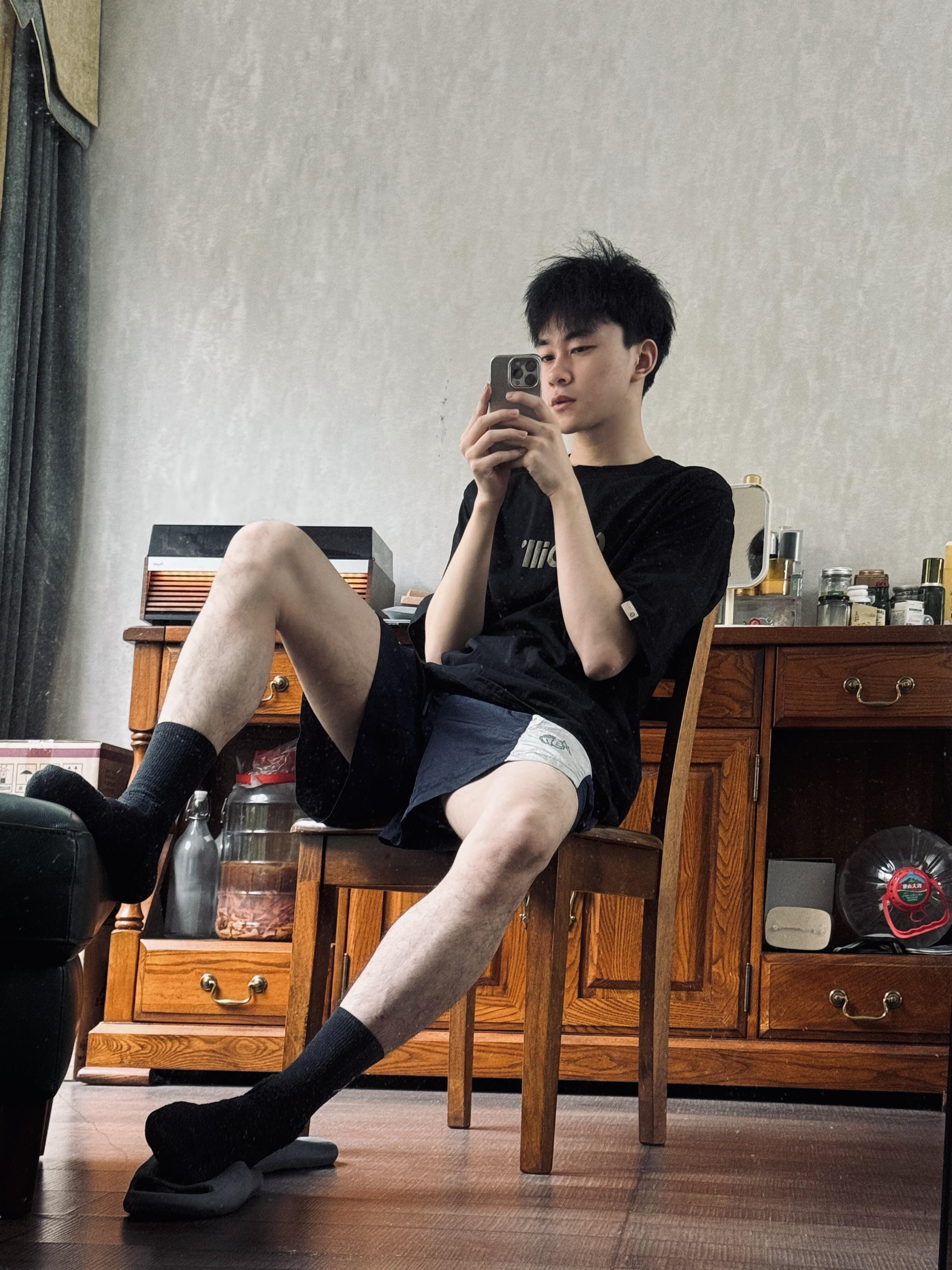 重庆的帅哥特别多,虽然个子都不是很高,但是都很帅,五官都挺好看,乖乖