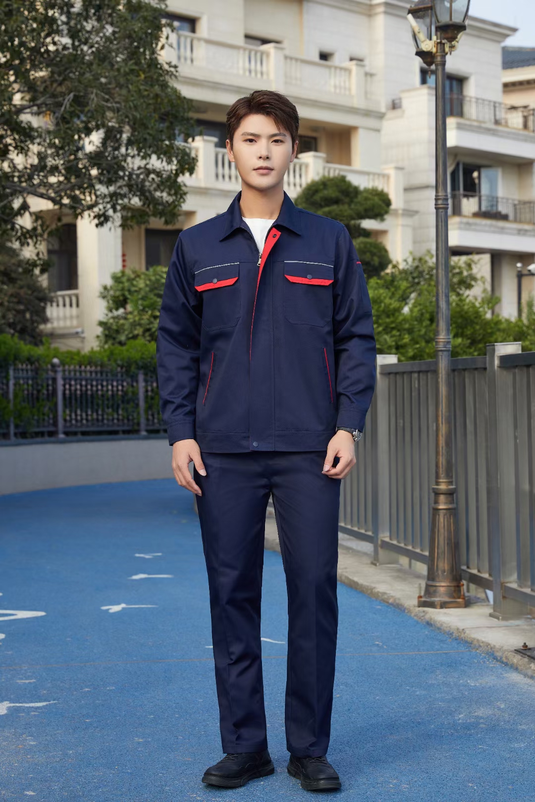 看,那蓝色工装下的坚韧,与未来的辉煌握手言和