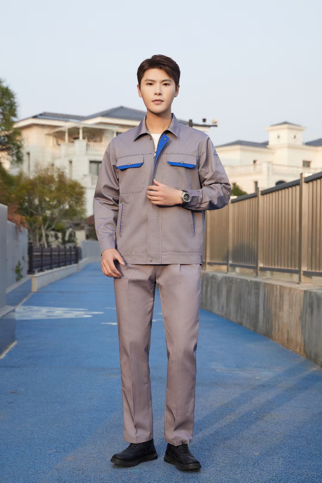 看,那蓝色工装下的坚韧,与未来的辉煌握手言和