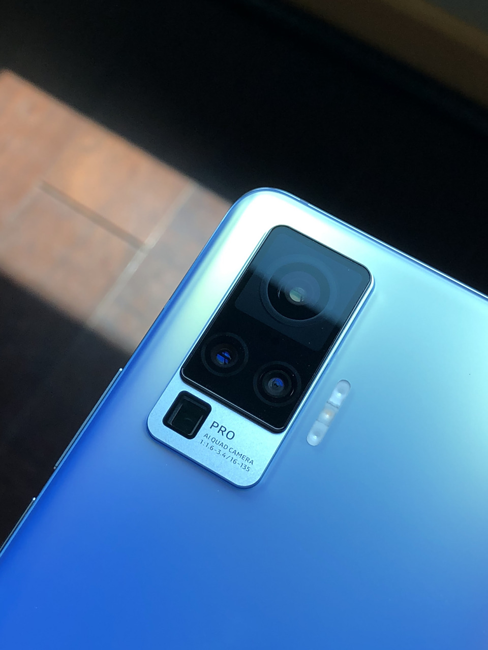 vivo x50 pro 手感可以的,后面的云台摄像头很抢眼,顶部还做了不少小