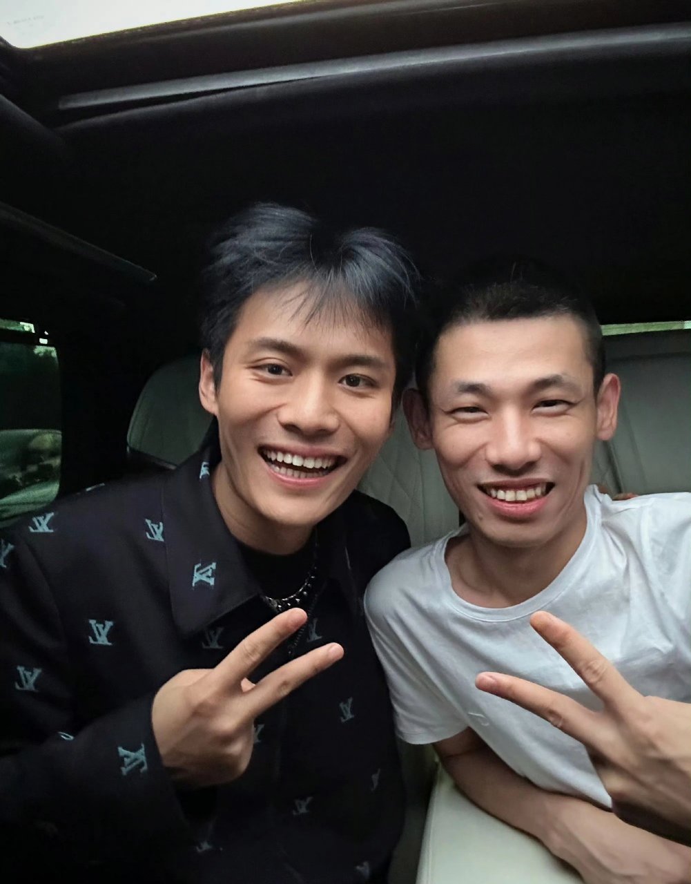 旭旭宝宝和小杨哥见面.怎么让我有种穿越了的感觉[左捂脸]