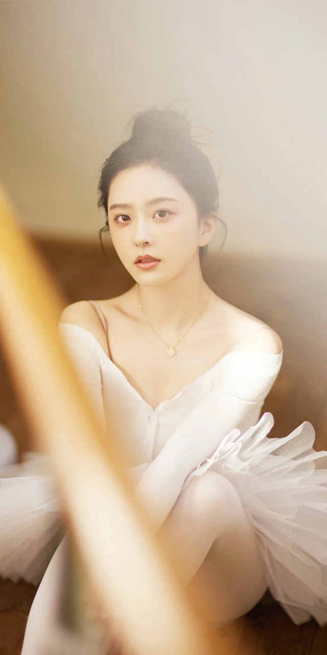 王嘉丽,新生代女演员,有着清新靓丽的外形,自信从容有魅力,其代表作品