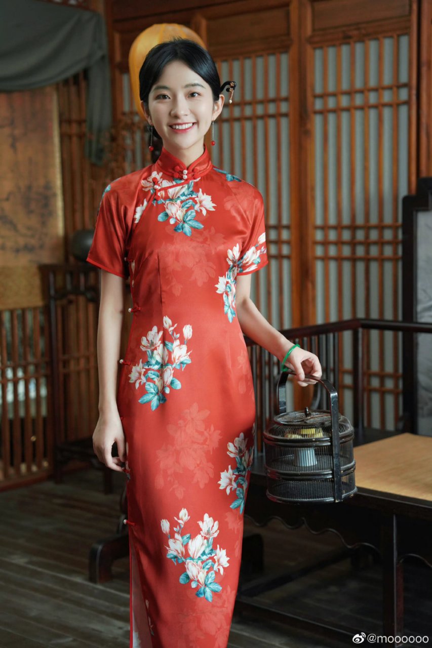 海棠红缎面印花旗袍套装,端庄优雅