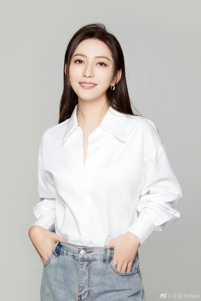 演员王姿允,穿白衬衣很靓丽