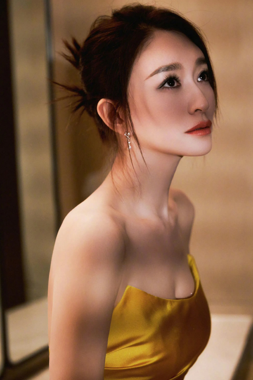 李小冉抹胸裙尽显女人味