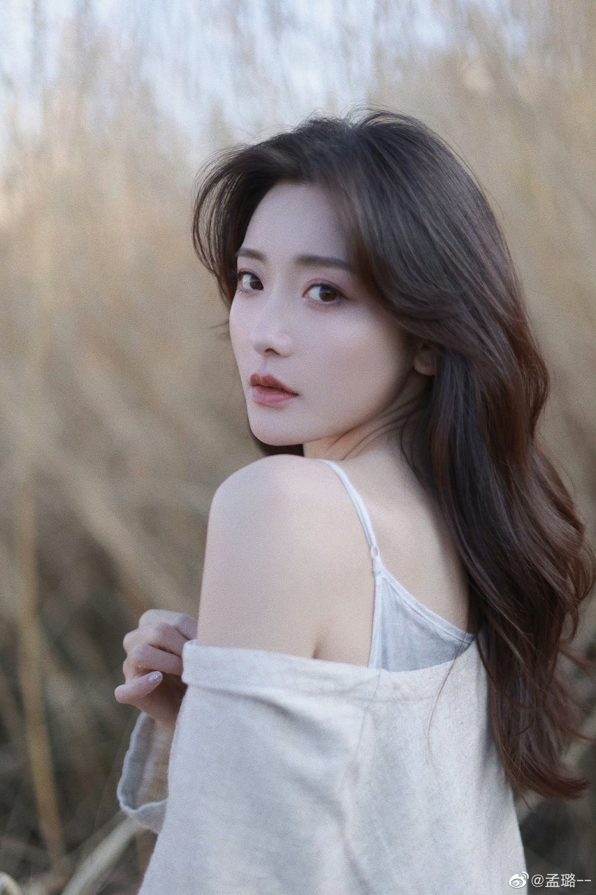 演员孟璐户外写真