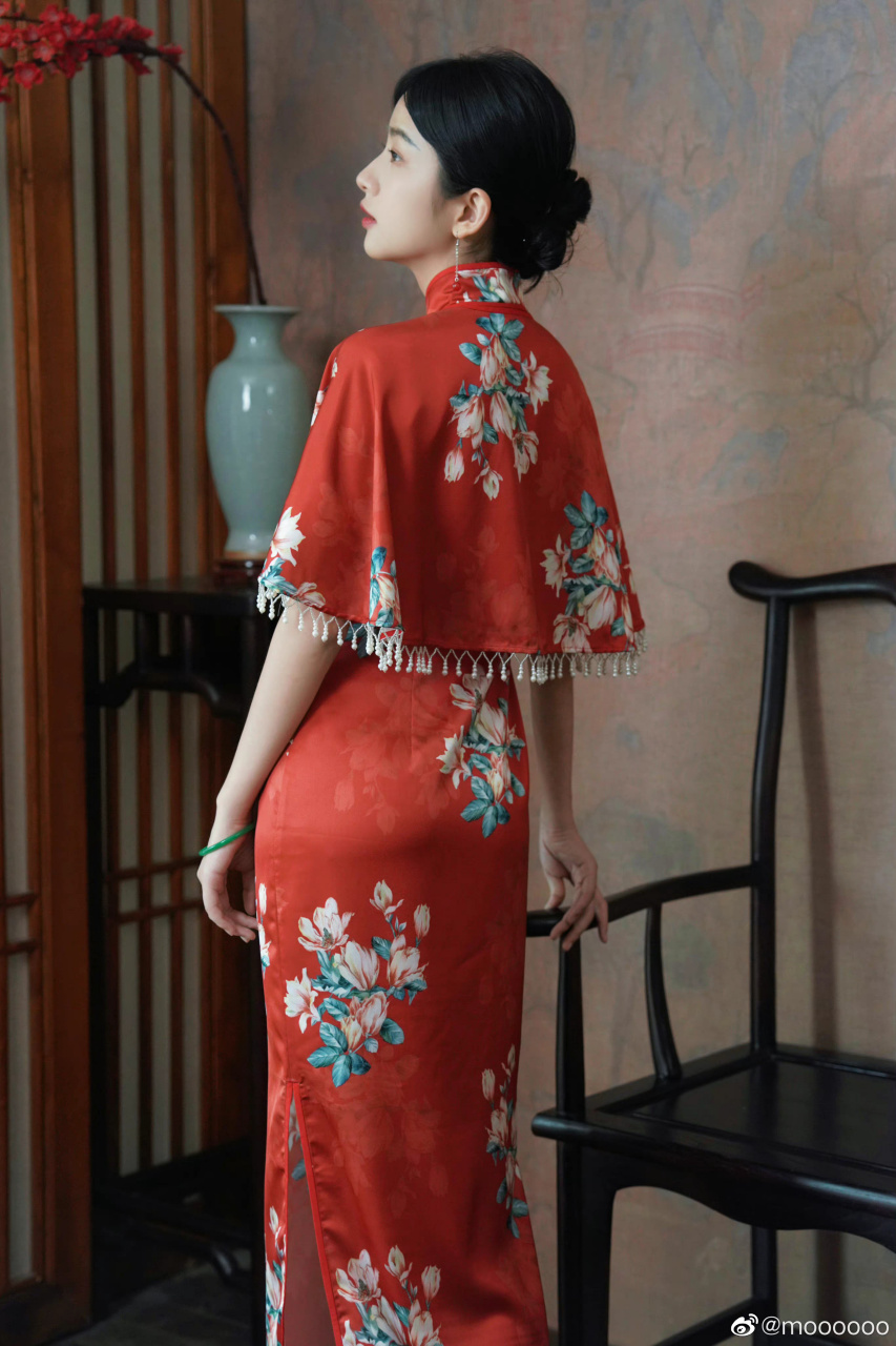海棠红缎面印花旗袍套装,端庄优雅