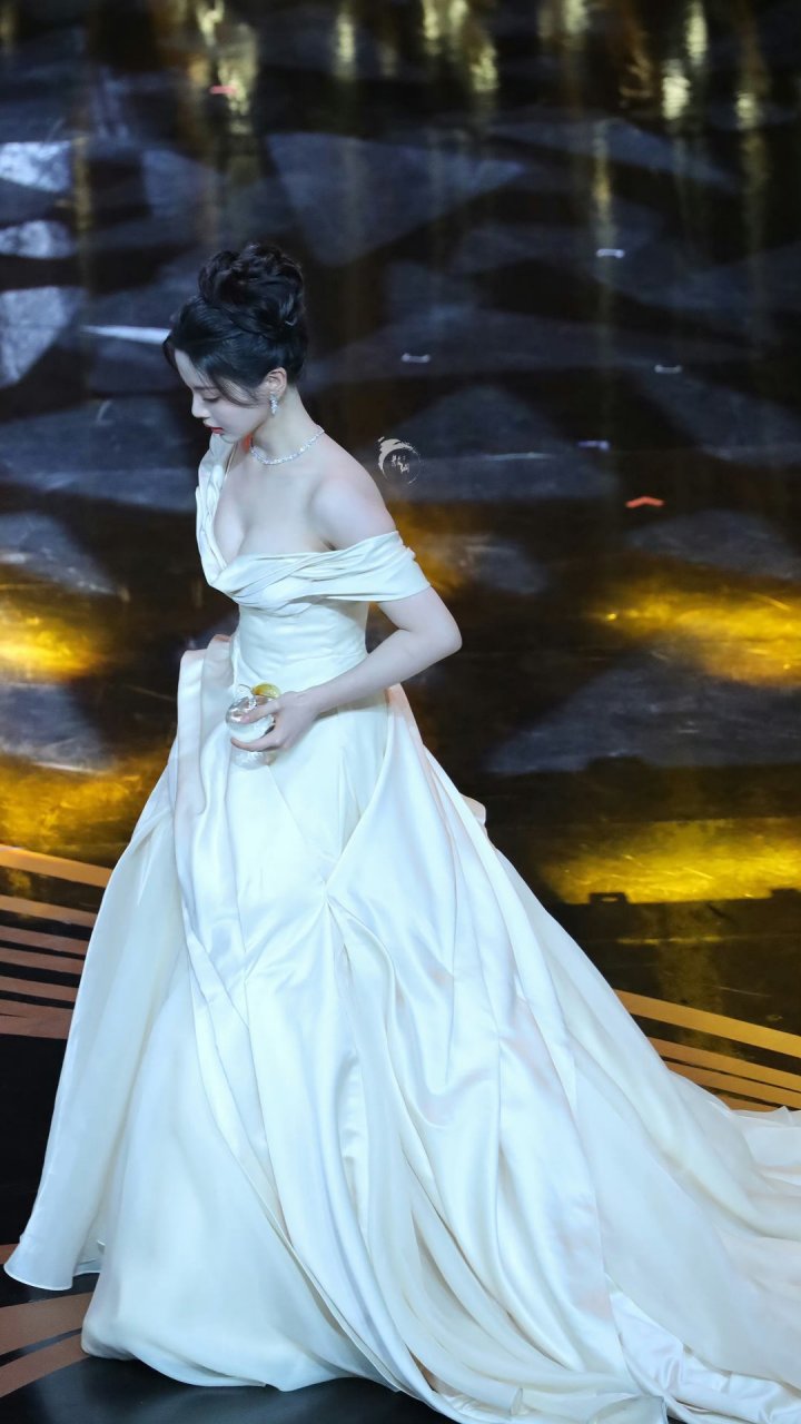 杨超越上台领奖