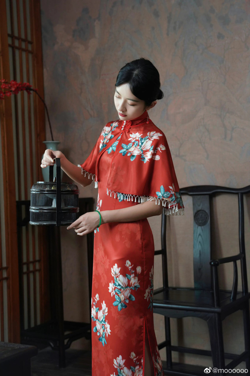 海棠红缎面印花旗袍套装,端庄优雅