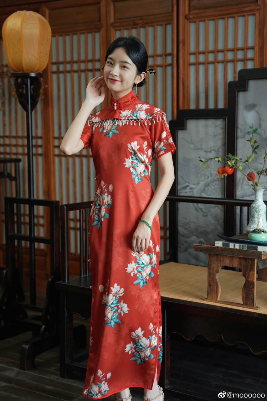 海棠红缎面印花旗袍套装,端庄优雅