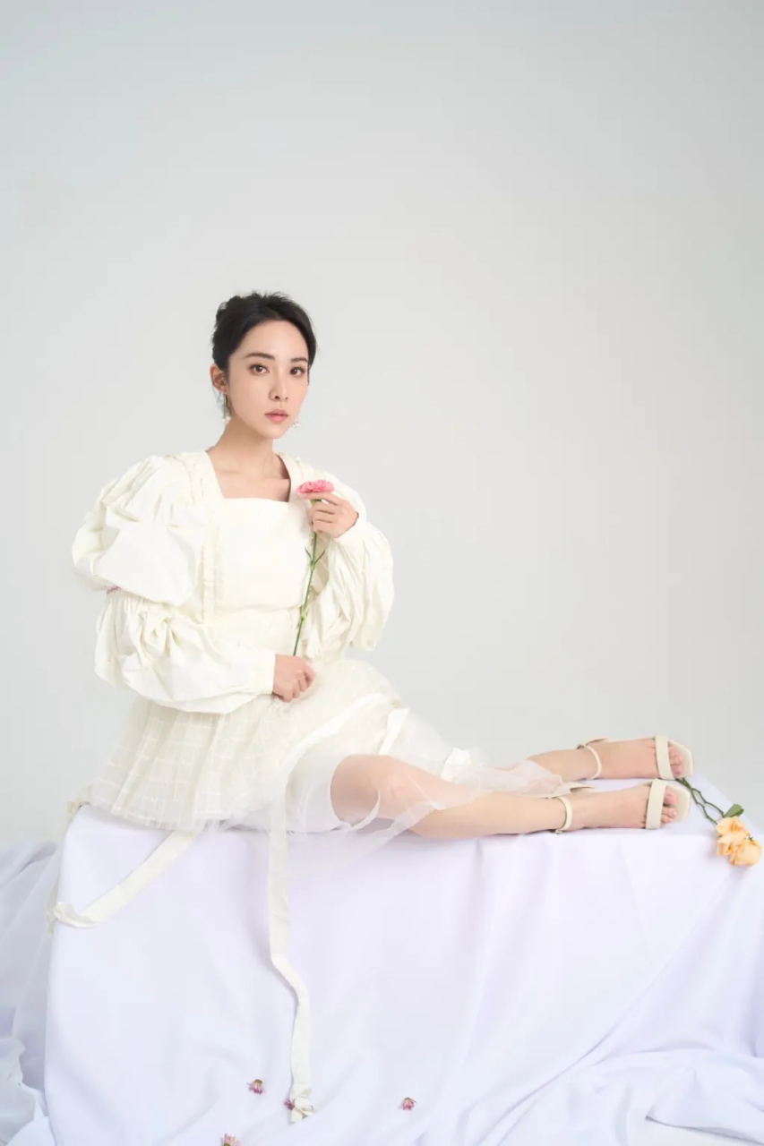 阳蕾,来自广西桂林,毕业于张艺谋漓江艺术学院,代表作品有《阳光派