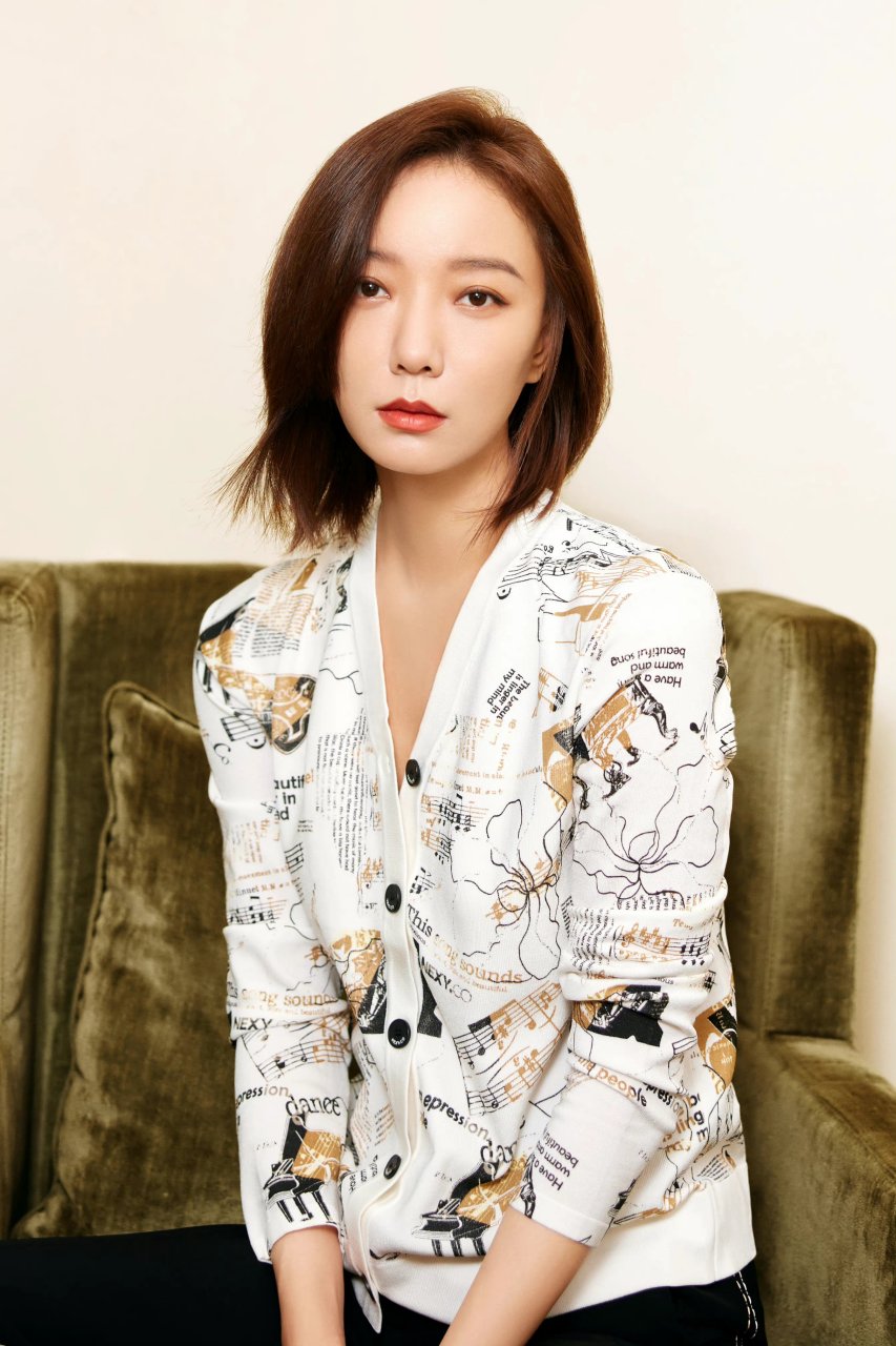 演员王珞丹,坐姿霸气