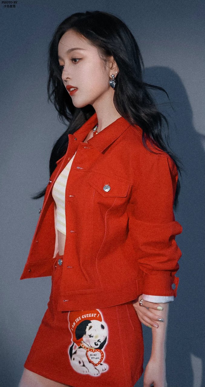 吴宣仪红色套装,靓丽帅气