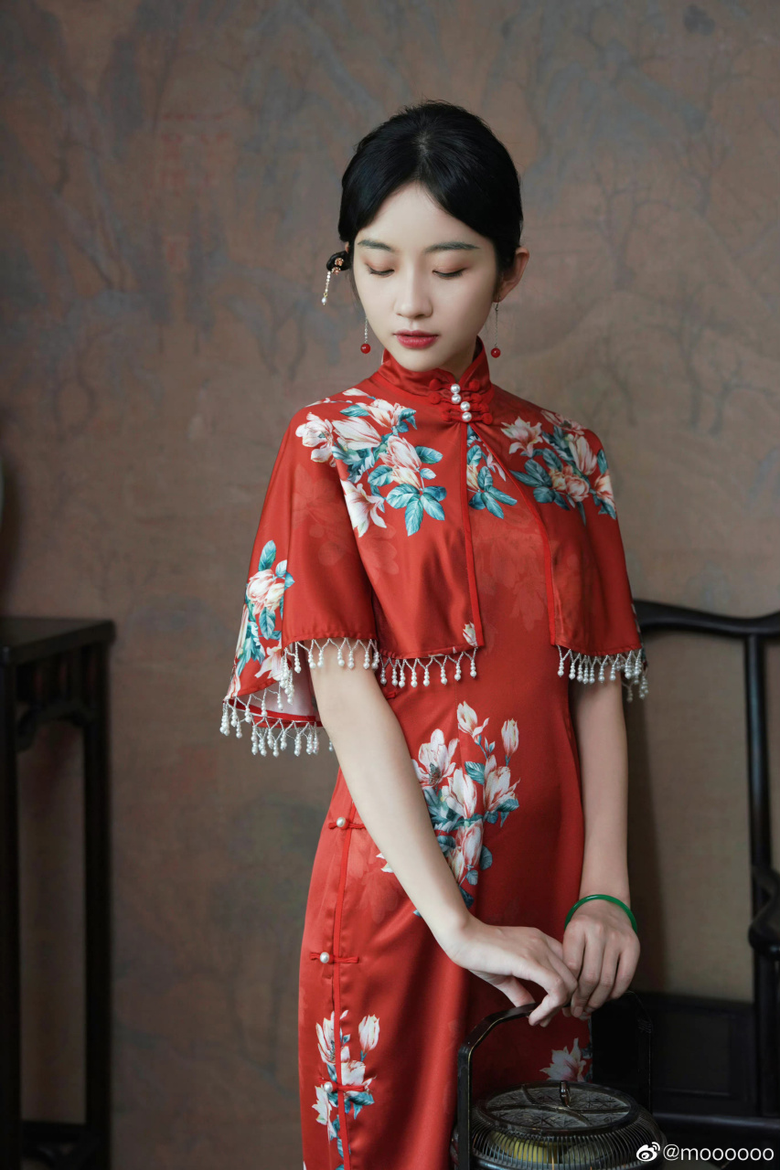 海棠红缎面印花旗袍套装,端庄优雅