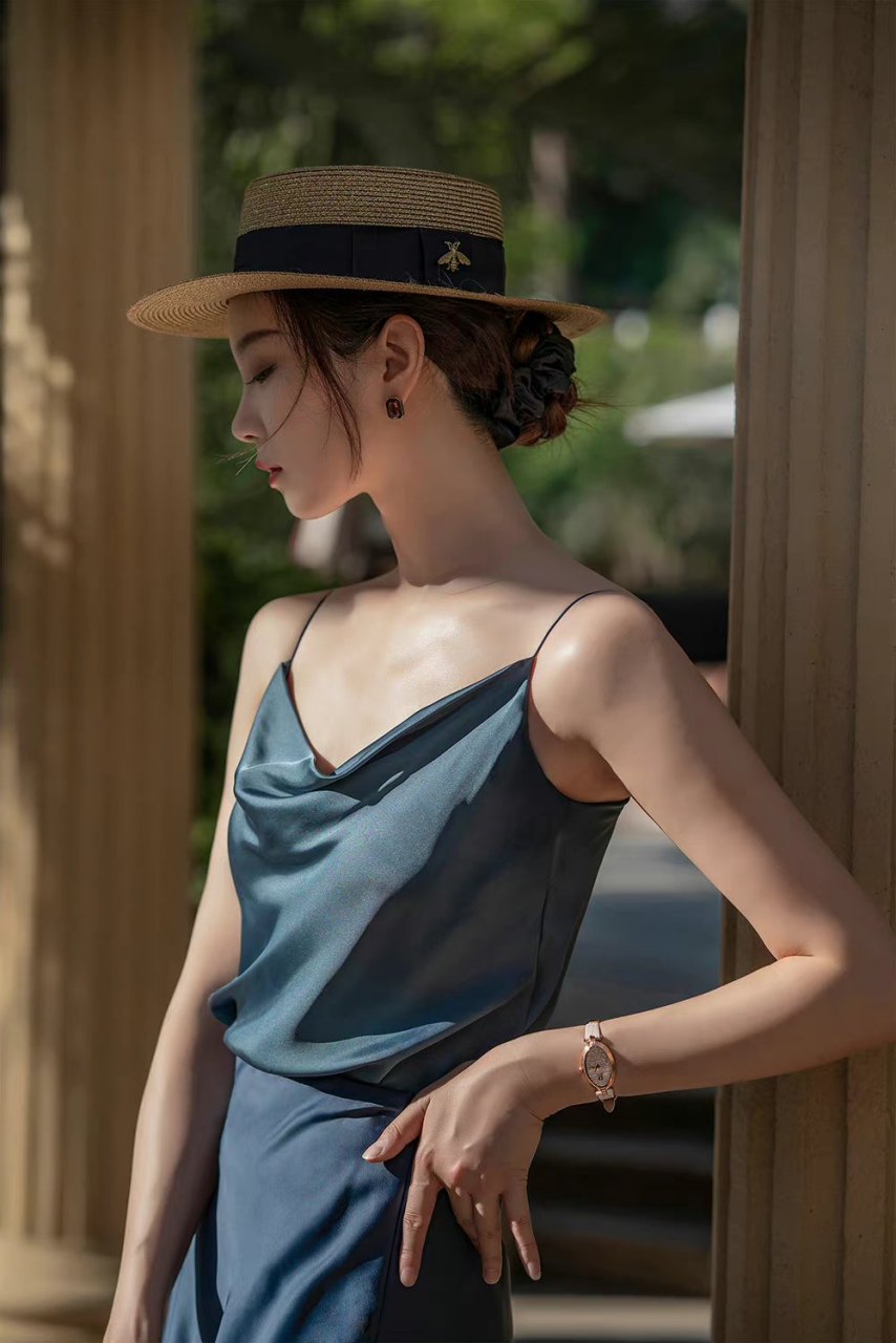 莫兰迪色系穿搭,白色西装外套和金色小礼帽,华丽时尚